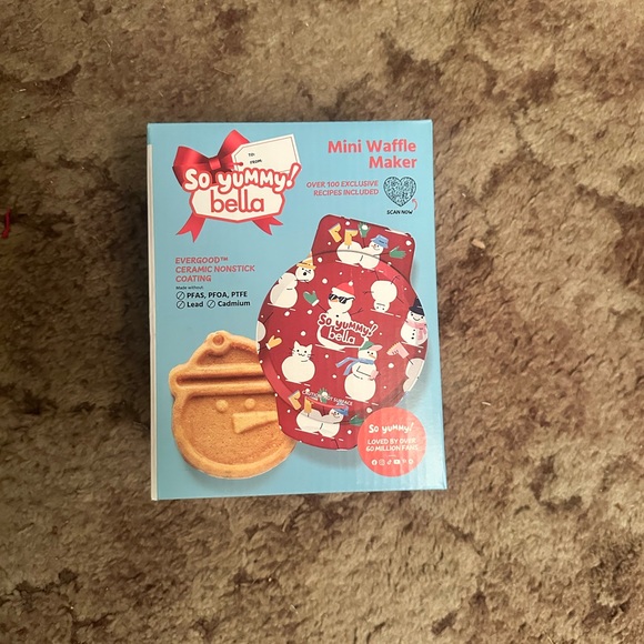 So Yummy Bella Mini Waffle Maker Snowman - Picture 3 of 3